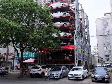 Foto yang diambil pada tanggal 19 Juni 2017 menunjukkan struktur dari parkir bertingkat tiga dimensi yang terletak di antara bangunan tempat tinggal di Shenyang, di provinsi Liaoning di China. (AFP Photo/Str/China Out)