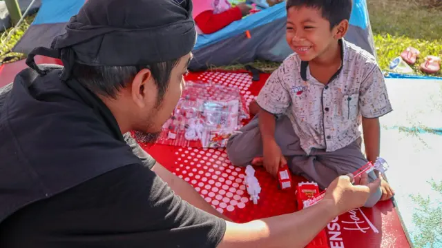 Kakak dari Dongeng Ceria bermain bersama anak-anak di pengungsian Gunung Semeru. (Foto: Dok. Dongeng Ceria)