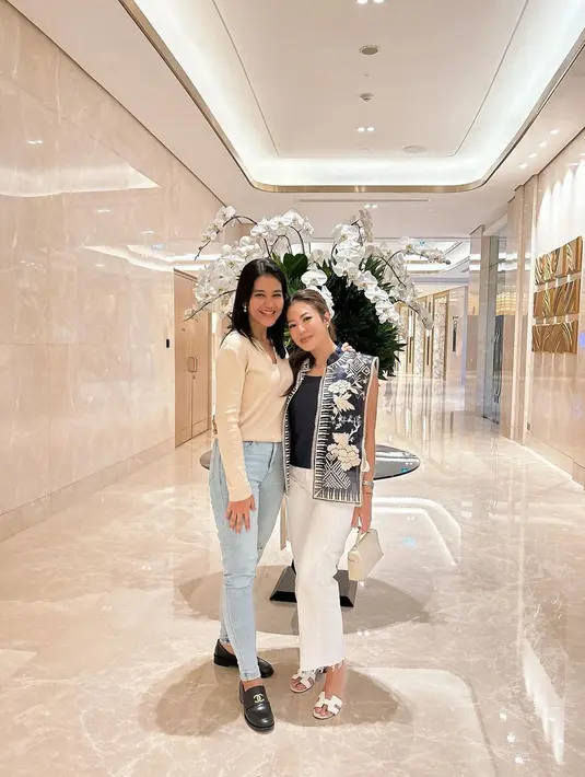 Outfit simple ini terlihat mahal dengan loafers Chanel Moccasins hitam. Diperkirakan harganya mencapai Rp25,8jutaan [@harumips]