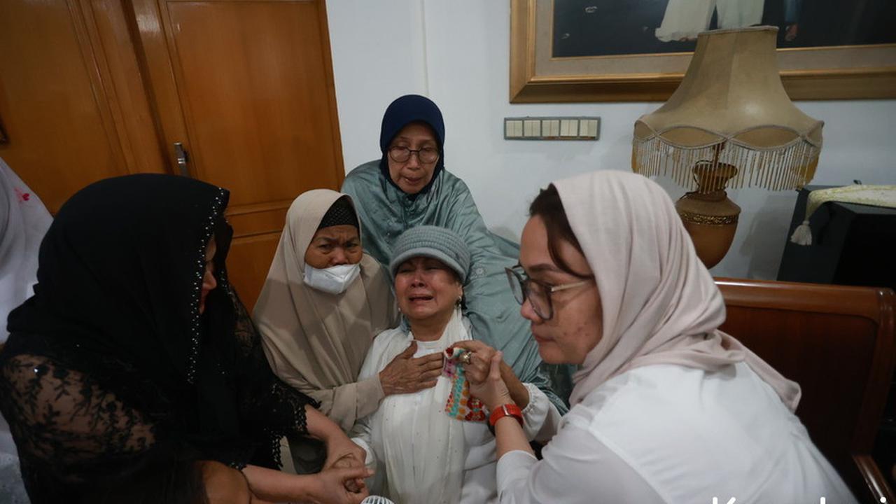 Potret Kedatangan Jenazah Mendiang Titiek Puspa di Rumah Duka, Disambut Isak Tangis Keluarga