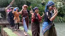 Perempuan lintas komunitas membawakan tari Ja'i saat kegiatan Sapawastra memperingati Hari Ibu di pelataran Secret Garden Art Space, Depok, Jawa Barat, Rabu (22/12/2022). Kegiatan ini menampilkan tarian dan fashion show kain tenun tradisional asal Baduy dan Flores. (merdeka.com/Arie Basuki)