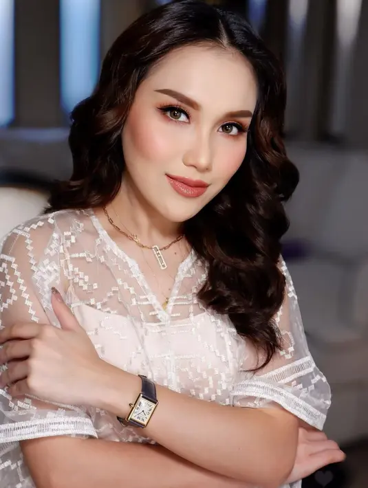Gaun lace dengan inner juga bisa jadi pilihan busana Lebaran [@ayutingting92]