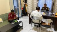 Mantan Wali Kota Kupang, NTT Jonas Salean saat diperiksa jaksa terkait pengalihan aset tanah (Liputan6.com/Ola Keda)