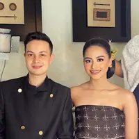 Mengikuti jejak Maudy Ayunda saat foto prewedding, sang adik Amanda Khairunnisa terlihat memakai kemben batik sambil memamerkan cincin pertunangannya dari Tavan Dutton (Foto: Instagram @akhairunnisa)