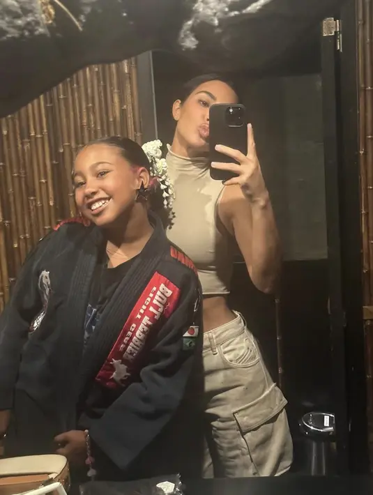 Keduanya memiliki gaya otentik, dengan menghadirkan ciri style gayanya masing-masing.  [Foto: Kim Kardashian/ Instagram]