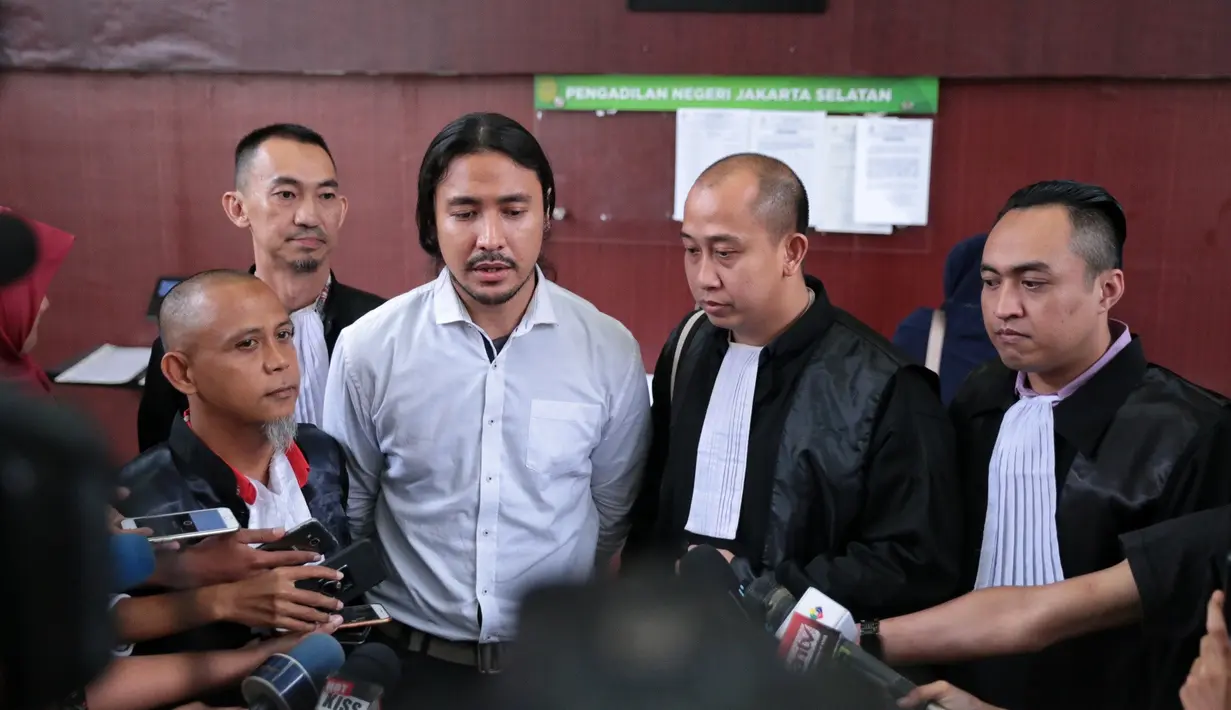 Kekasih Aurelie Moeremans ini juga meminta doa agar rencananya untuk berkaya saat semua urusannya selesai nanti dapat terwujud dengan baik. (Adrian Putra/Bintang.com)