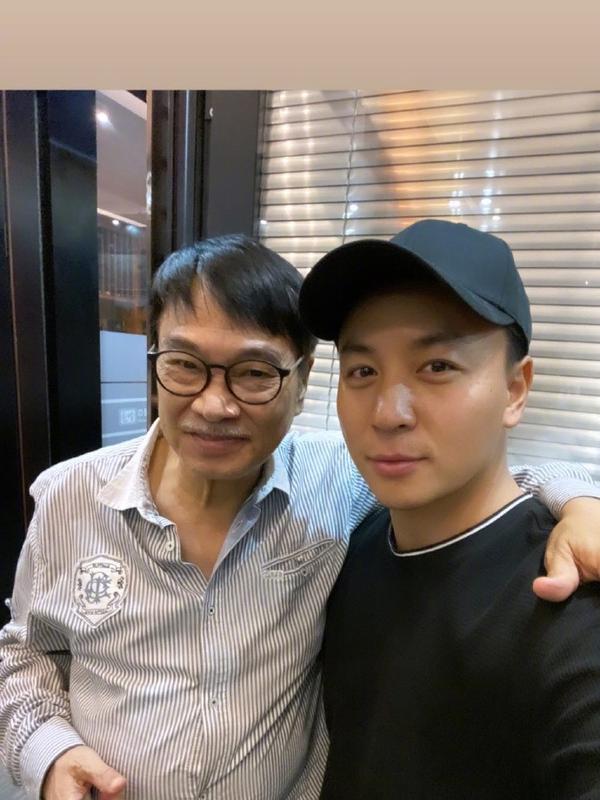 Ng Man Tat bersama Ashton Chen (Xi Shialong) (Weibo Ashton Chen)