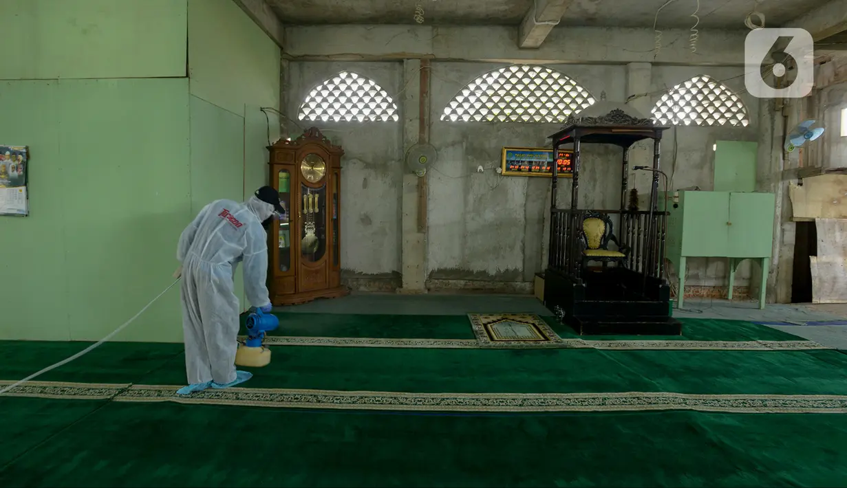 Petugas medis melakukan penyemprotan cairan disinfektan di Masjid Alafajri, Kelurahan Pejaten Barat, Jakarta, Jumat (13/3/2020). Ketua Umum PP DMI Jusuf Kalla menginstruksikan seluruh masjid disemprot cairan disinfektan untuk mengantisipasi penyebaran virus corona COVID-19. (merdeka.com/Imam Buhori)