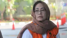 Orang kepercayaan I Nyoman Dhamantra, Mirawati Basri tiba untuk menjalani pemeriksaan perdana usai terjaring OTT di Gedung KPK, Jakarta, Selasa (13/8/2019). (merdeka.com/Dwi Narwoko)
