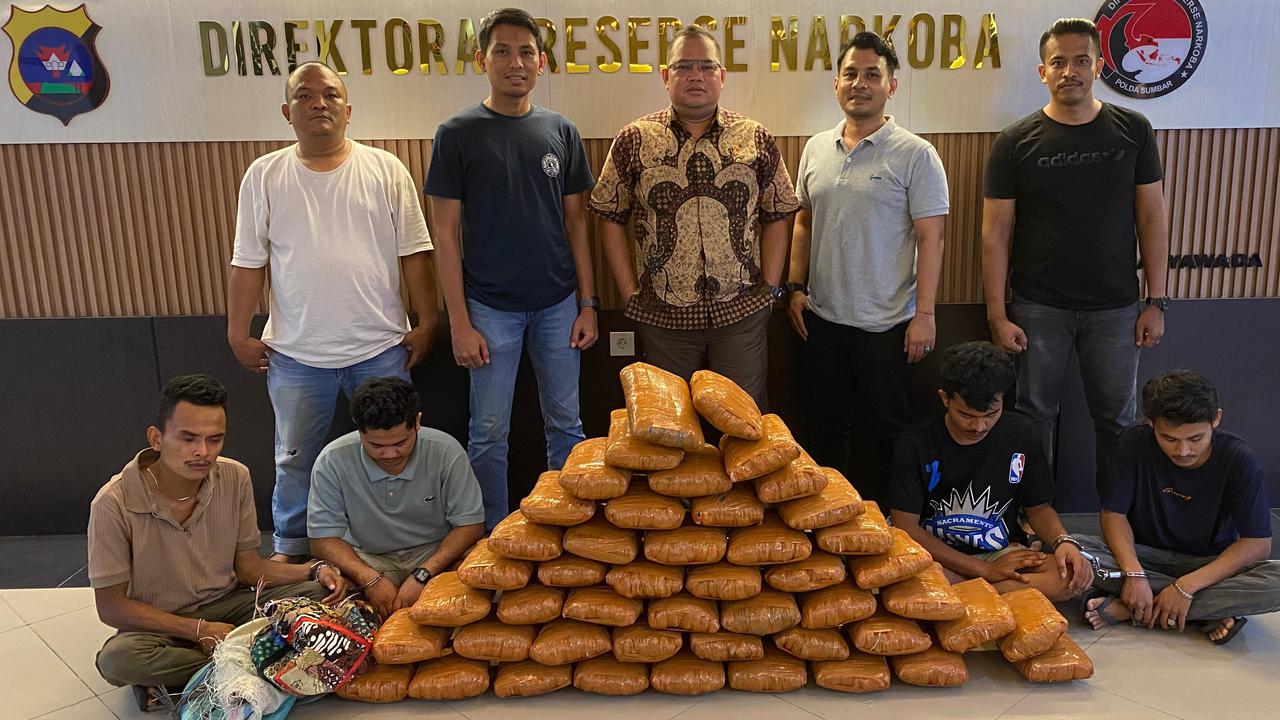Buntuti Mobil, Polisi di Padang Akhirnya Temukan 47 Ganja Terbungkus Lakban