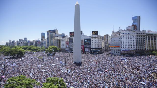 Foto: Melihat Lautan Manusia saat Timnas Argentina Gelar Parade Juara Piala Dunia