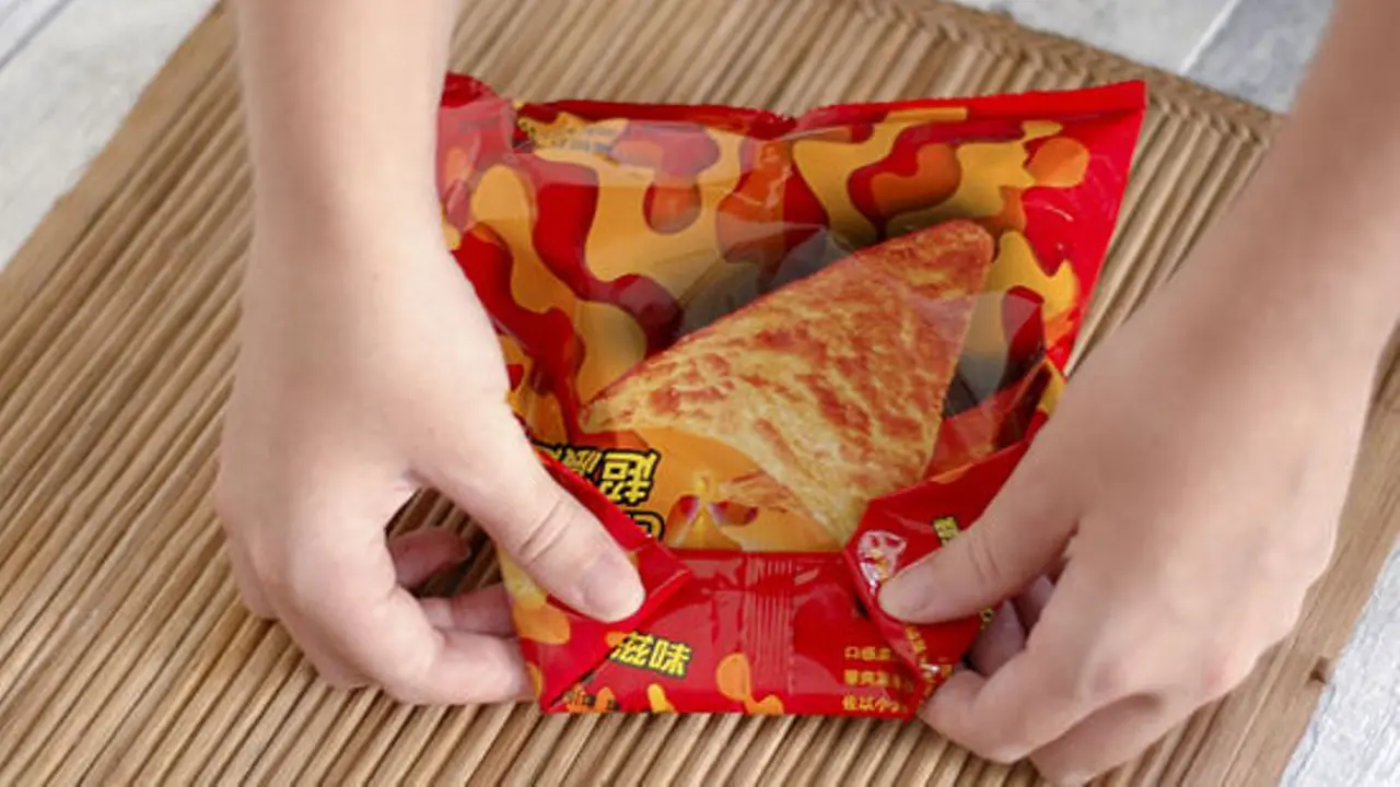 Nggak Ada Karet? Ini Cara Unik Membungkus Snack