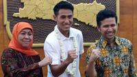 Pemain Timnas Indonesia U-22, Hanif Sjahbandi (tengah), bersama Gubernur Jawa Timur Khofifah Indar Parawansa, di Gedung Negara Grahadi, Surabaya, Jumat (1/3/2019) malam. (Bola.com/Zaidan Nazarul)