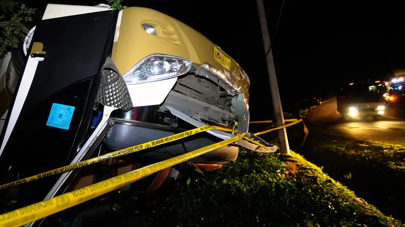 Korban Bus Pelajar Bertambah+Tangis Keluarga Korban - Liputan6 Siang