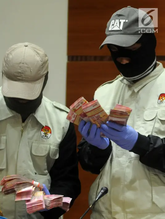 Penyidik KPK menunjukkan barang bukti uang hasil OTT Bandung Barat di Gedung KPK, Jakarta, Rabu (11/4). Uang tersebut untuk pembiayaan hasil survei pencalonan istri Bupati Bandung Barat Abu Bakar yang maju sebagai calon bupati. (Merdeka.com/Dwi Narwoko)
