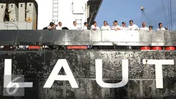 Budi Karya Sumadi bersama rombongan diatas kapal KM Caraka Jaya Niaga III-4 di Pelabuhan Tanjung Priok, Jakarta Utara, Selasa (25/10). Kunjungan ini dalam rangka melepas keberangkatan KM Caraka Jaya Niaga III-4 ke Natuna. (Liputan6.com/Immanuel Antonius)