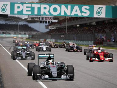 Lewis Hamilton memulai balapan di posisi terdepan (Reuters / POOL Livepic)