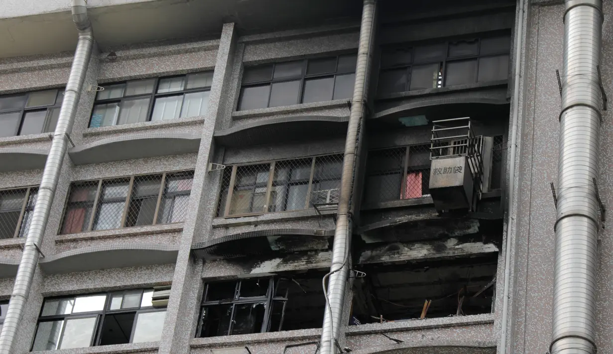 Kondisi jendela yang hangus setelah insiden kebakaran yang melanda sebuah rumah sakit di Taipei, Senin (13/8). Dari keterangan Departemen Kebakaran Taiwan para korban tewas kehilangan nyawa karena menghirup asap. (AFP PHOTO / Daniel SHIH)