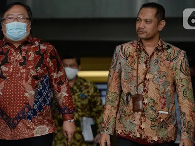 Menristek Bambang Brodjonegoro berjalan bersama Wakil Ketua KPK Nurul Ghufron usai pertemuan di gedung KPK, Jakarta, Selasa (16/6/2020). Pertemuan membahas mengenai hal terkait pendanaan penelitian riset teknologi inovasi guna mencegah terjadinya tindak pidana korupsi. (merdeka.com/Dwi Narwoko)