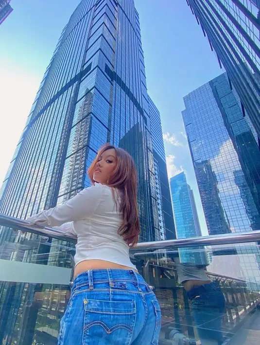 Netizen yang melihat unggahannya pun langsung terpesona dengan body goal Naja. [foto: instagram/najandmm]