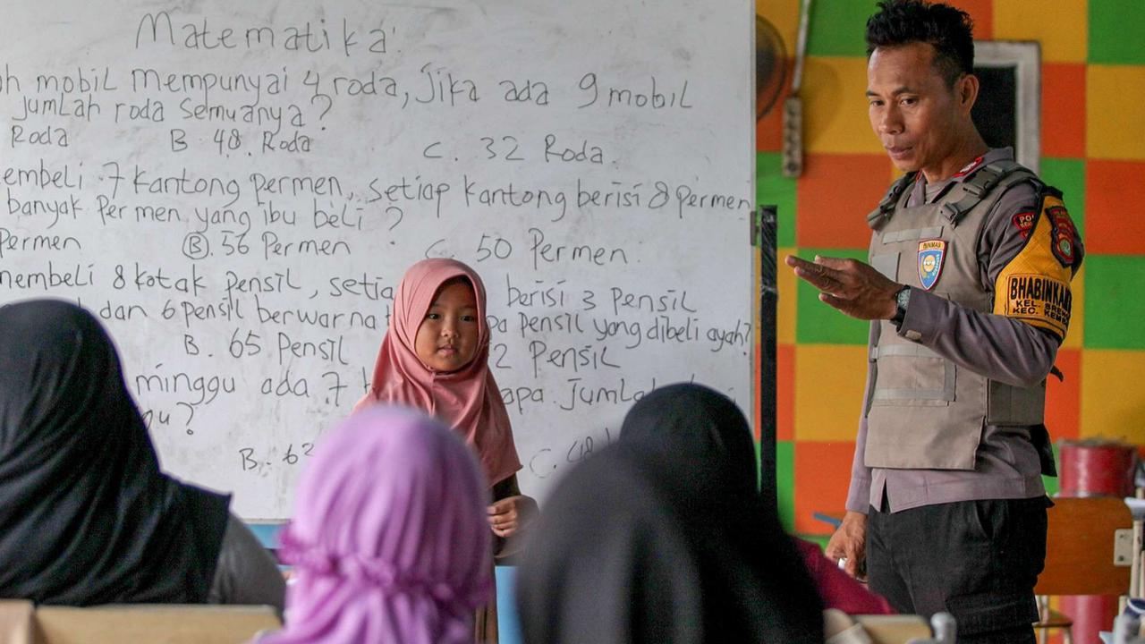 Sosok Aiptu Agus Riyanto, Polisi Inspiratif Dirikan Sekolah Gratis untuk Anak-Anak Pemulung di Sudut Jakarta