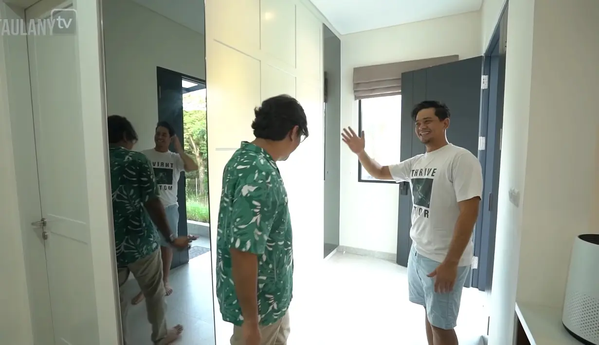 Sementara di bagian dalam, konsep minimalis terasa berkat kaca dan jumlah perabot yang tak banyak. (YouTube Taulany TV)