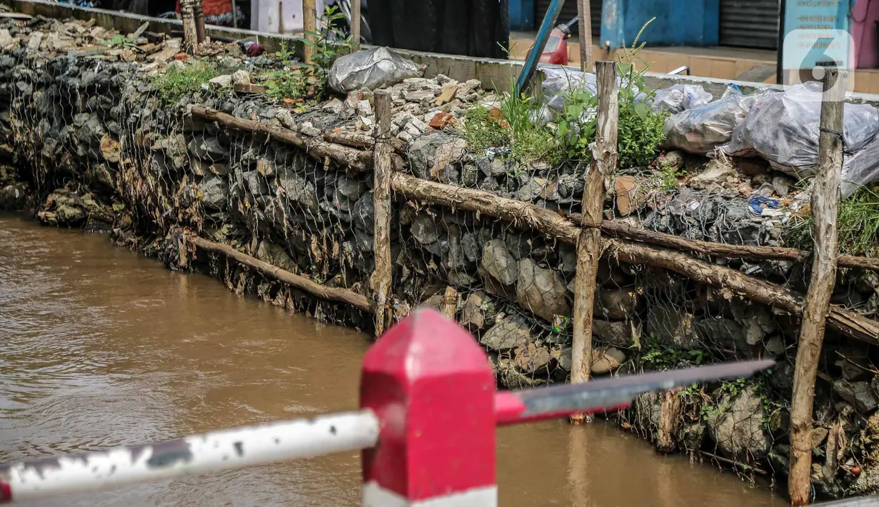 Kondisi bantaran Kali Induk Kramat Jati, Jakarta, Rabu(18/5/2022). Pemprov DKI Jakarta melalui Dinas Sumber Daya Air (SDA) berencana akan menormalisasi Kali Induk secara keseluruhan guna mencegah banjir yang melanda kawasan tersebut saat hujan deras mengguyur. (Liputan6.com/FaizaL Fanani)