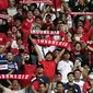 Pendukung timnas Indonesia membentang syal saat menyaksikan laga kualifikasi Grup A Piala AFF 2022 antara Indonesia melawan Kamboja di di Stadion Utama Gelora Bung Karno, Jakarta, Jumat (23/12/2022). Indonesia unggul 2-1 atas Kamboja lewat gol yang dicetak Egy Maulana Vikry dan Witan Sulaeman. (Liputan6.com/Helmi Fithriansyah)