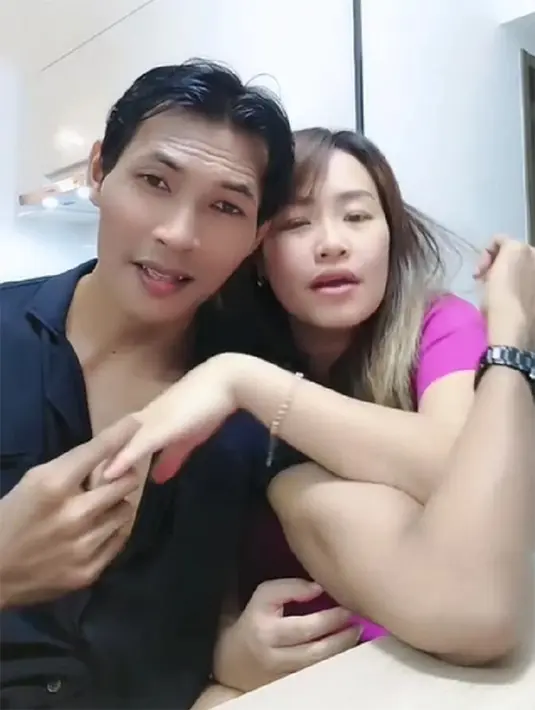 Kabar tersebut menjadi perbincangan warganet. Tidak sedikit yang menduga pernikahan Pinkan setingan. Terlebih, pria yang bekerja sebagai penjual singkong itu memberikan mahar Rp 100 ribu.