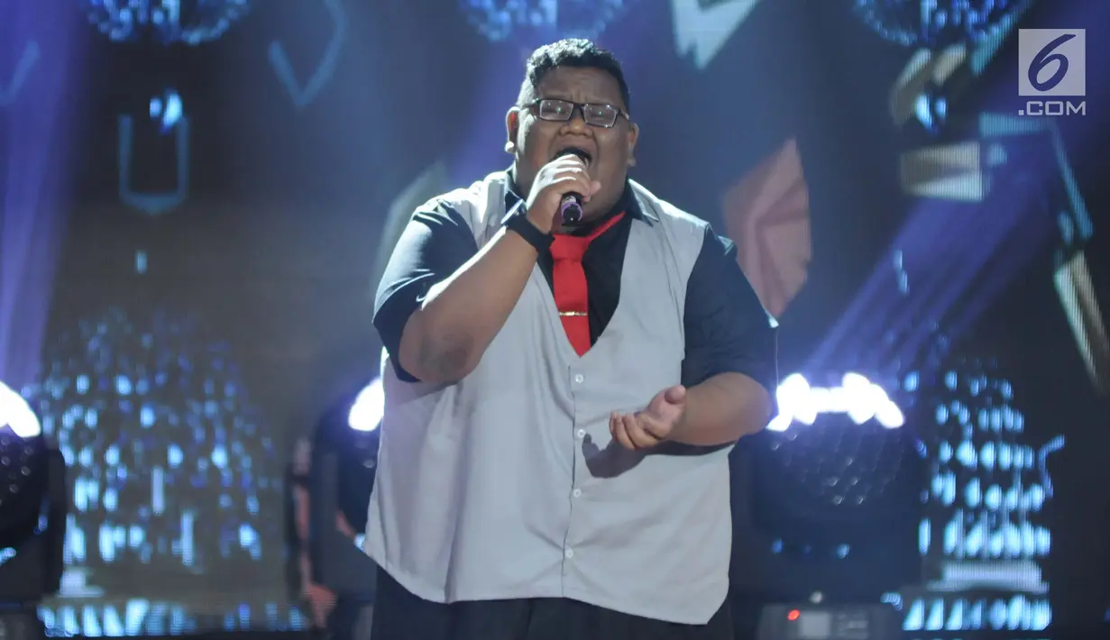 Tri Ramadhan Arifin Maro saat beraksi di acara Bintang Panggung Asik di Studio 1 Indosiar, Jakarta, Jumat (19/5). Bintang Panggung Asik adalah kontes bernyanyi yang diselenggarakan oleh Vidio.com bersama dengan Telkomsel. (Liputan6.com/Gempur M Surya)