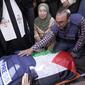 Sejumlah wartawan berkumpul sekitar jenazah wartawan Al Jazeera Shireen Abu Akleh di Kota Jenin, Tepi Barat, Rabu (11/5/2022). Menurut Kementerian Kesehatan Palestina, Shireen Abu Akleh tewas ditembak saat meliput serangan Israel di Kota Jenin. (AP Photo/Majdi Mohammed)