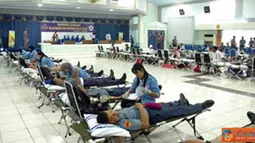 Citizen6, Surabaya: Kegiatan donor darah Prajutrit kobangdikal yang terdiri Perwira,bintara,tamtama dan Pegawai Sipil Kobangdikal di Gedung R Moeljadi Kobangdikal dalam rangka Hardikal ke 65. (Pengirim: Rohman Arif)