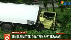 Sebuah sepeda motor hendak menyalip truk kuning di depannya dari arah berlawanan.