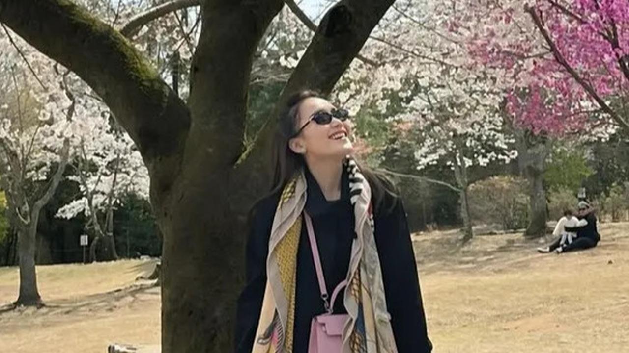 Gaya Glamor Ayu Ting Ting Liburan ke Jepang, Tenteng Tiga Tas Mewah Hermes Harga Ratusan Juta