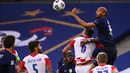 Gelandang timnas Prancis, Steven Nzonzi (kanan) berebut bola dengan bek timnas Kroasia, Dejan Lovren dalam laga lanjutan UEFA Nations League Liga 1 Grup C di Saint-Denis, Rabu (9/9/2020) dini hari WIB. Sempat tertinggal duluan, Prancis menang dengan skor 4-2 atas Kroasia. (FRANCK FIFE/AFP)