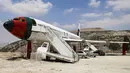 Saudara kembar Palestina Atallah dan Khamis al-Sairafi (60) mengubah pesawat Boeing 707 yang dinonaktifkan menjadi restoran di kota Nablus, pada 5 Juli 2021. Pemindahan pesawat ke Tepi Barat memakan waktu selama 13 jam yang dikoordinasikan antara pihak Israel dan Palestina. (JAAFAR ASHTIYEH/AFP)