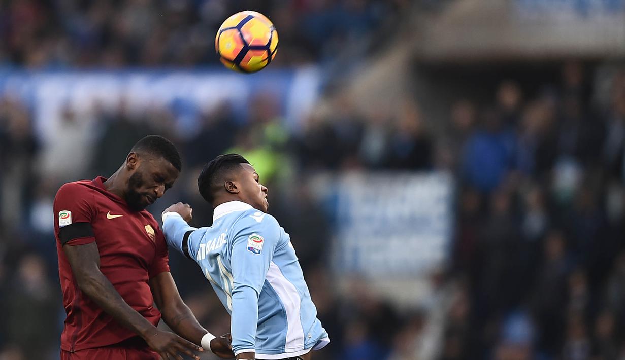 Striker Lazio, Balde Diao Keita, duel udara dengan bek AS Roma, Antonio Rudiger pada laga lanjutan Serie A di Stadion Olympic, Roma (4/12/2016). Keita menjadi pemain yang diperebutkan AC Milan dan Juventus. (AFP/Filippo Monteforte)