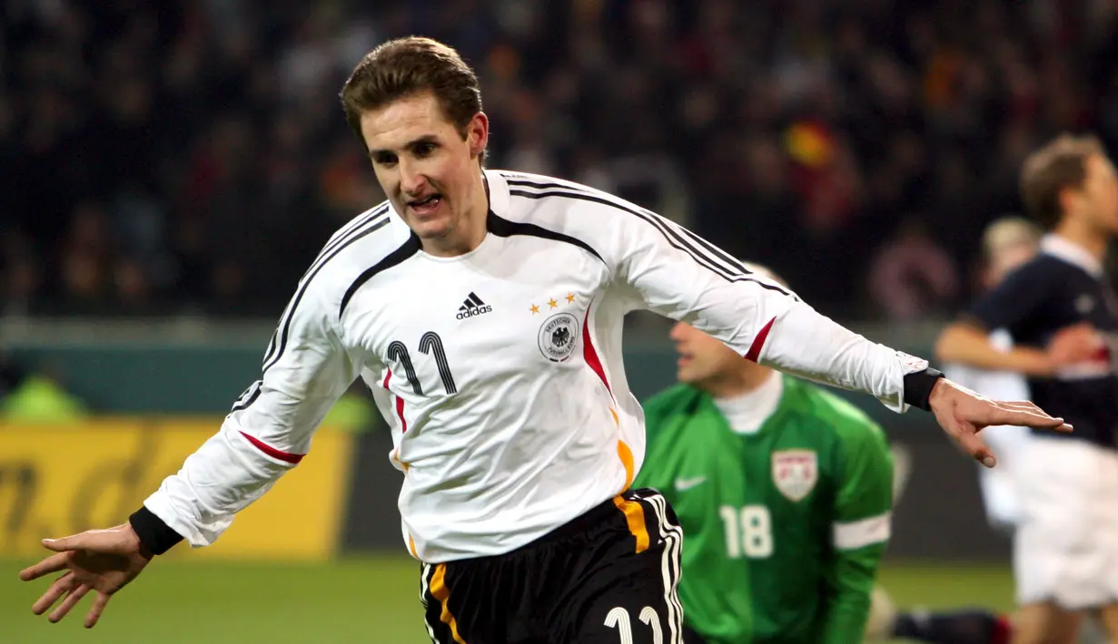 Miroslav Klose menjadi yang teratas dalam urusan gol untuk timnas Jerman, klose telah mencetak 71 gol bagi tim Panser, gol pertamanya terjadi pada 24 Maret 2001 dan gol terakhirnya pada 8 Juli 2014. (EPA/Franz-Peter Tschauner)
