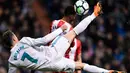 Striker Real Madrid Cristiano Ronaldo melakukan tendangan salto saat melawan Girona dalam pertandingan La Liga Spanyol di stadion Santiago Bernabeu di Madrid (18/3). (AFP Photo / Javier Sorioano)