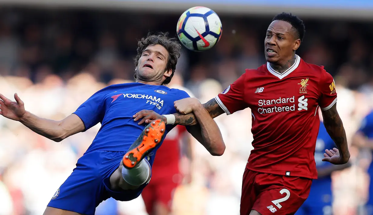 Bek Chelsea, Marcos Alonso berusaha menghalau bola kejaran pemain Liverpool Nathaniel Clyne selama pertandingan lanjutan Liga Inggris di Stamford Bridge di London (6/5). Chelsea menang tipis atas Liverpool 1-0. (AP Photo/Kirsty Wigglesworth)