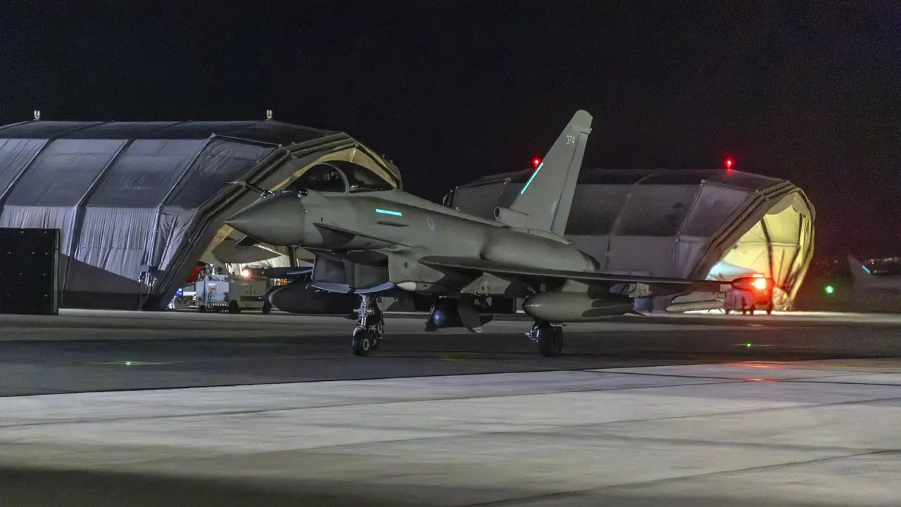 Pesawat Jet RAF Typhoon lepas landas dari RAF Akrotiri di Siprus untuk misi menyerang sasaran Houthi di Yaman 11 Januari 2024.(Sersan Lee Goddard, Kementerian Pertahanan Inggris Via AP)