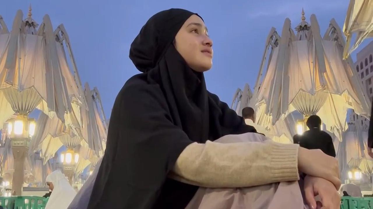 7 Potret Syifa Hadju Umrah Bersama Keluarga, Tampil Cantik Berhijab - Penuh Haru