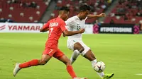 Bek Singapura, Zulqarnaen Suzliman saat berduel dengan winger Timnas Indonesia, Febri Hariyadi. (Twitter AFF)