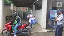 Pasien sembuh COVID-19 berpamitan dengan petugas keamanan saat meninggalkan ruangan isolasi Graha Wisata Ragunan di Jakarta, Jumat (29/1/2021). Sebanyak 68 pasien covid-19 dari total 81 pasien yang melakukan isolasi di tempat itu telah dinyatakan sembuh. (Liputan6.com/Herman Zakharia)