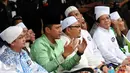 Cagub DKI Jakarta, Agus Harimurti Yudhoyono (AHY kedua kiri) berdoa jelang menyampaikan sambutan saat Doa Bersama Untuk Satukan Umat Jakarta di Lapangan Blok S, Jakarta, Kamis (9/2). (Liputan6.com/Helmi Fithriansyah)