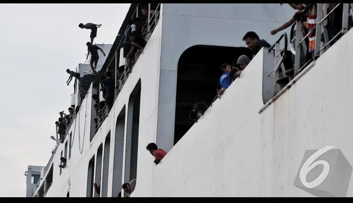 Hal seperti ini menjadi Hiburan baru untuk Pemudik yang sedang menunggu Kapal bongkar muat dengan melempar uang recehannya ke laut, Banten, Jumat (25/07/2014) (Liputan6.com/JohanTallo)