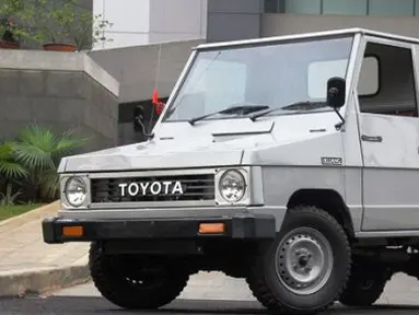 Desain sangat mengotak dengan lampu bulat ini dianggap memiliki wajah yang jelek di era itu. Oleh karena itu, Toyota Kijang generasi kedua ini diberi nama "Kijang Doyok". (Source: Ist)
