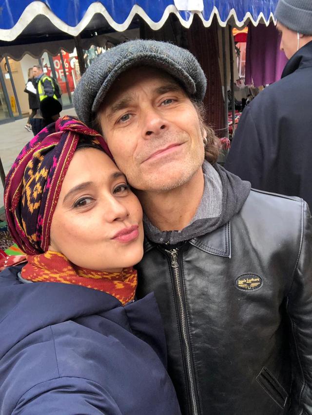Ayu Azhari  saat memperkenalkan kain tenun khas daerah Nusa Tenggara Timur (NTT) dalam sebuah acara festival di Lyric Square Hammersmith, London, Inggris, pada 7 Desember 2019.