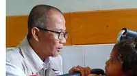 Tim Emergency Medical Team (EMT) 1 Bulan Sabit Merah Indonesia (BSMI) tengah memeriksa salah satu pasien anak di RS European, Gaza. (Istimewa)