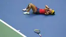 Petenis Inggris, Emma Raducanu berbaring di lapangan setelah mengalahkan Leylah Fernandez dari Kanada pada final tunggal putri US Open 2021 di Arthur Ashe Stadium, New York, Minggu (12/9/2021). Raducanu menang dua set langsung atas Leylah dengan 6-4 dan 6-3. (AP Photo/Frank Franklin II)